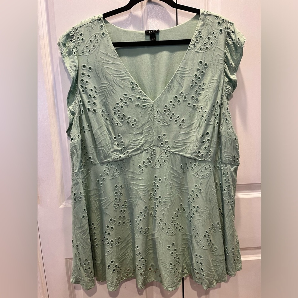 Torrid 3x babydoll eyelet flutter sleeve shirt. Great condition.